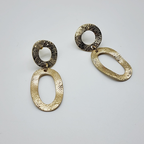 NWOT Gold Tone Hammered Metal Oval Circle Statement Stud Earrings - Picture 2 of 7